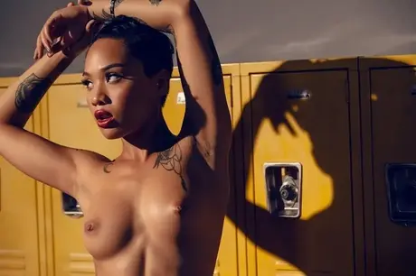 Ohromující Honey Gold se svléká pro detailní záběry ze šatny svého vytříbeného klína