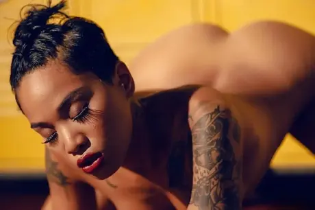 Ohromující Honey Gold se svléká pro detailní záběry ze šatny svého vytříbeného klína
