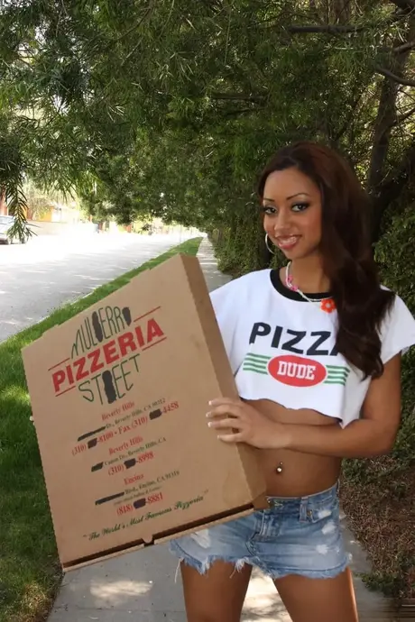La splendida fattorina di pizze Angel Cummings viene ricoperta di sperma