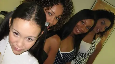 Tři ebony MILF a teenagerka s copánky se svlékají a odhalují horké zadky a malá prsa