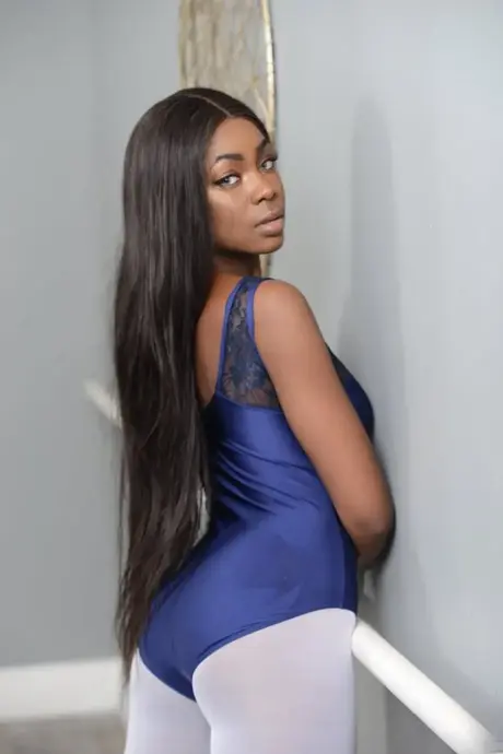 Toni Montana, la ballerine d'ébène, prend la bite de son mentor bien membré