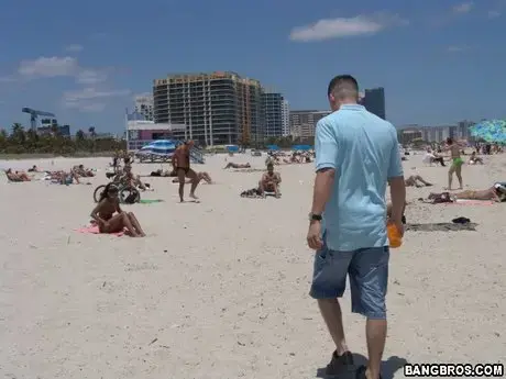 Vanessa, une belle beauté ébène sexy, donne du plaisir et est prise par un inconnu sur la plage