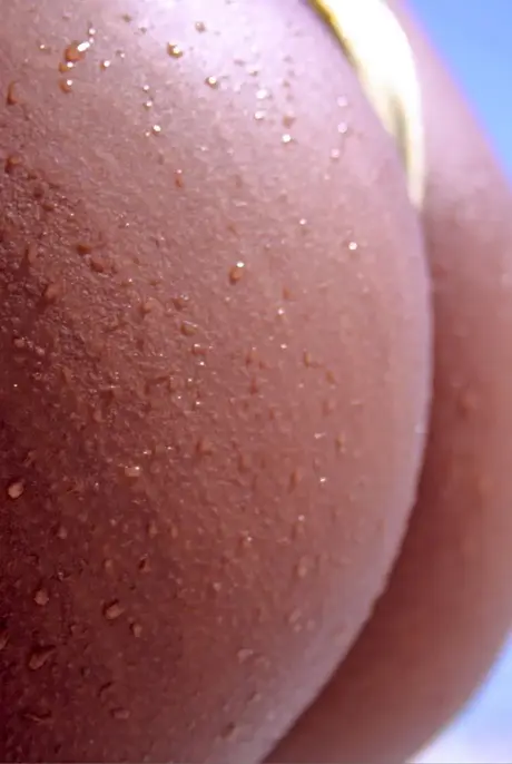 Virginia, eine schwarze Schönheit, präsentiert ihre herrlichen Brüste und ihren sexy Hintern am Strand
