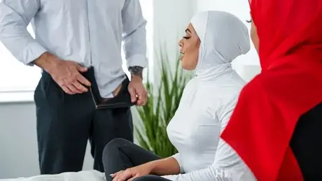 Vivianne DeSilva en Eden West in een wilde FFM-driewieler met hete Arabische meiden