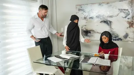 Vivianne DeSilva en Eden West in een wilde FFM-driewieler met hete Arabische meiden