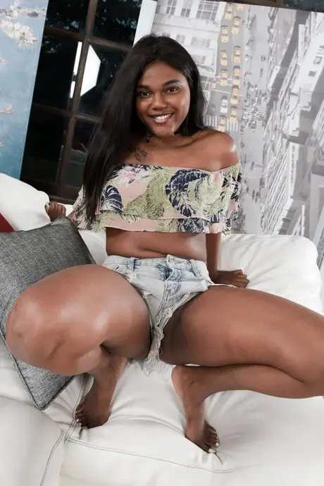 Yara Skye v tmavě čokoládových tónech roztahuje nohy a odhaluje svou hladkou, úzkou píču