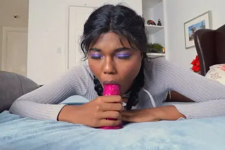 Yara Skye раздевается и вводит розовую игрушку в свою влажную вагину