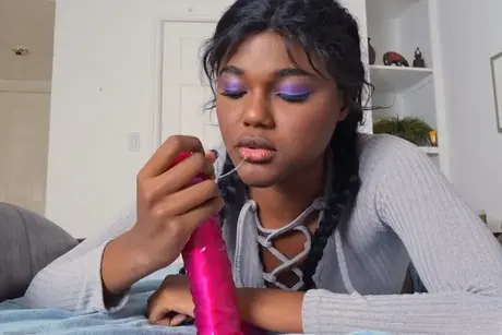 Yara Skye раздевается и вводит розовую игрушку в свою влажную вагину