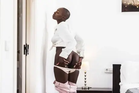 Zaawaadi, una artista en solitario ébano, usa un vibrador mientras lleva lencería