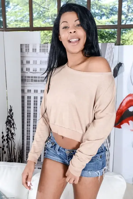Zoey Reyes, tmavovlasá žena s tmavou pletí, pózuje nahá po svléknutí