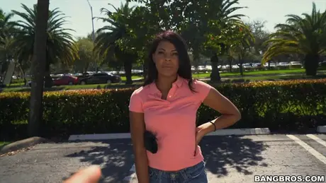 Zoey Reyes, plochá ebenová kráska, je bušena v zadní části dodávky