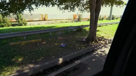 Zoey Reyes, plochá ebenová kráska, je bušena v zadní části dodávky