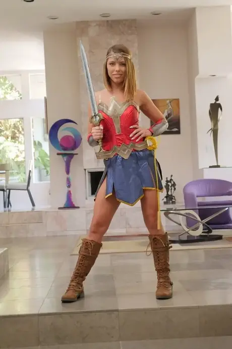 Adriana Chechik tira sua fantasia de princesa guerreira para uma sessão de fotos nua
