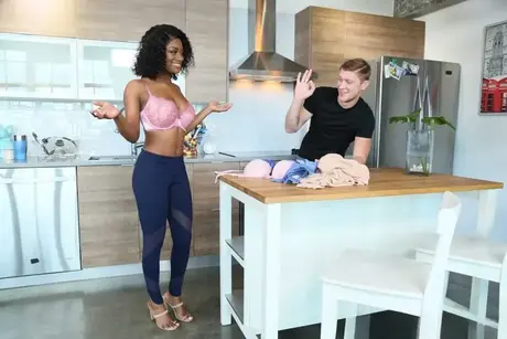 Afroamerická přítelkyně Evi Rei kouří bílého ptáka a nechá si ho dát zezadu