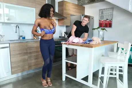 Afroamerická přítelkyně Evi Rei kouří bílého ptáka a nechá si ho dát zezadu
