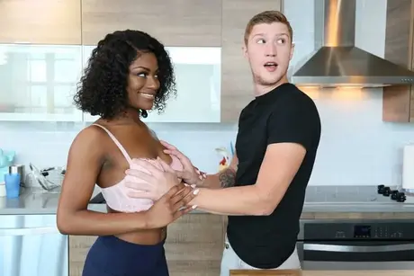 Afroamerická přítelkyně Evi Rei kouří bílého ptáka a nechá si ho dát zezadu