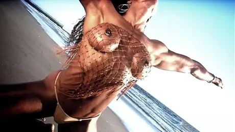 Alexis Ellis präsentiert am Strand ihr Sixpack und ihre gepiercten Brustwarzen