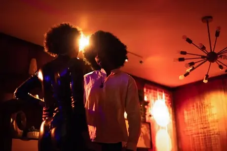 Alina Ali et Isiah Maxwell arborent une chevelure volumineuse dans une scène en noir sur noir