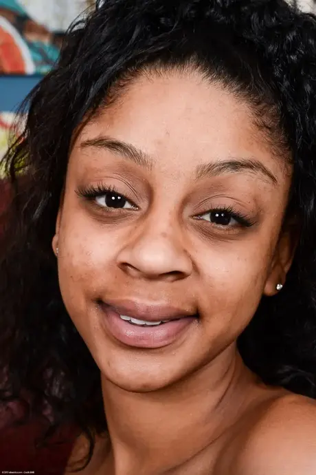 Femme noire amateur au gros derrière écarte ses lèvres intimes avec ses doigts