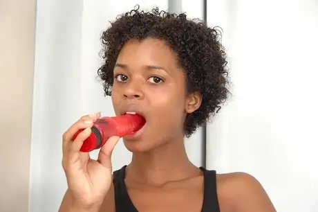 Amatérská ebony Kiara ukazuje svá prsa a hraje si s erotickou hračkou