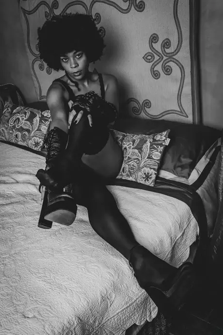 Amatérská ebony Naomi Luna se svléká a předvádí svůj velký zadek a oholenou kundu