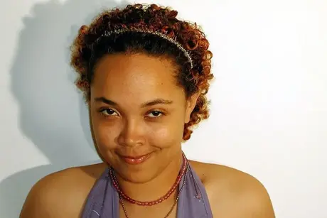 A amadora ebony Skye, de cabelo curto, faz um boquete incrível e recebe um facial
