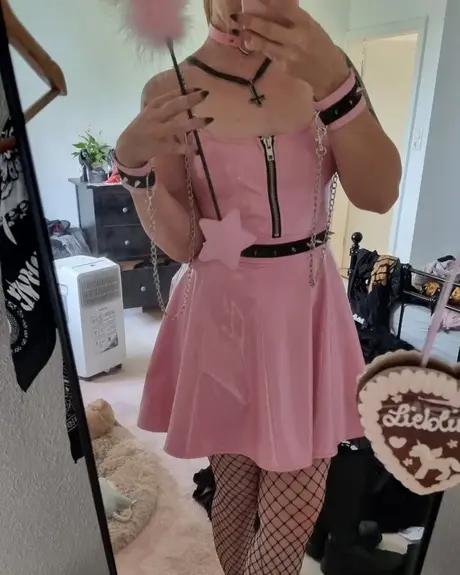 Amatören Kira Jameson poserar solo i rosa latexklänning och klackar