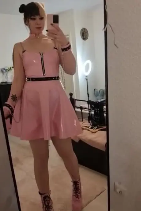Amatören Kira Jameson poserar solo i rosa latexklänning och klackar