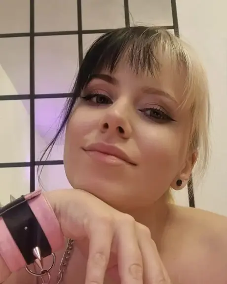Amatören Kira Jameson poserar solo i rosa latexklänning och klackar