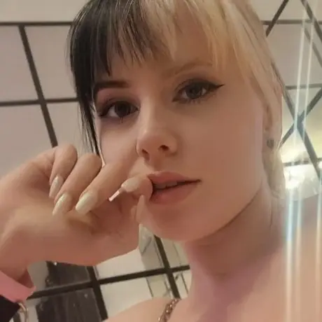 Amatören Kira Jameson poserar solo i rosa latexklänning och klackar