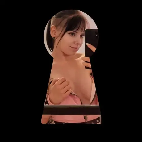 Amatören Kira Jameson poserar solo i rosa latexklänning och klackar