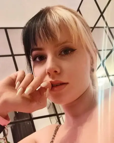 Amatören Kira Jameson poserar solo i rosa latexklänning och klackar