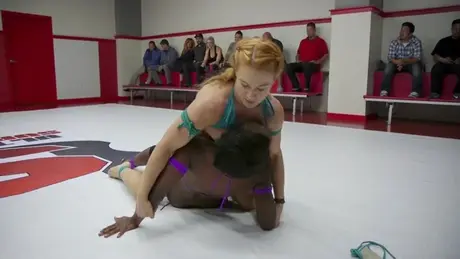 Ana Foxxx, svalnatá ebenová kráska, je prstována v meziprasovém catfightu