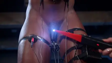 Ana Foxxx subisce una punizione con scosse elettriche da Cherry Torn in una scena di dominazione lesbica