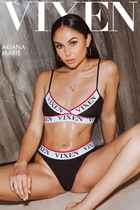 Ariana Marie und die lockige Cecilia Lion teilen sich in dieser heißen Szene einen Schwanz