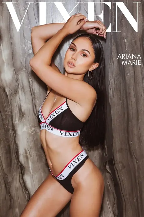 Ariana Marie a kudrnatá Cecilia Lion si v této žhavé scéně rozdělí jeden pták