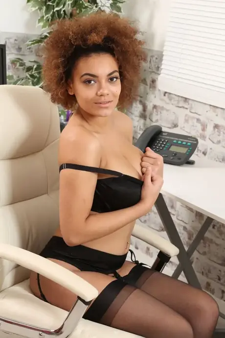 Billie C, kudrnatá krasavice, předvádí svá úžasná prsa v černém prádle