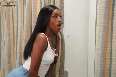 Die kurvige schwarze Schönheit Ashley Aleigh genießt es, an einem Gloryhole einen großen weißen Schwanz zu lutschen und zu reiten