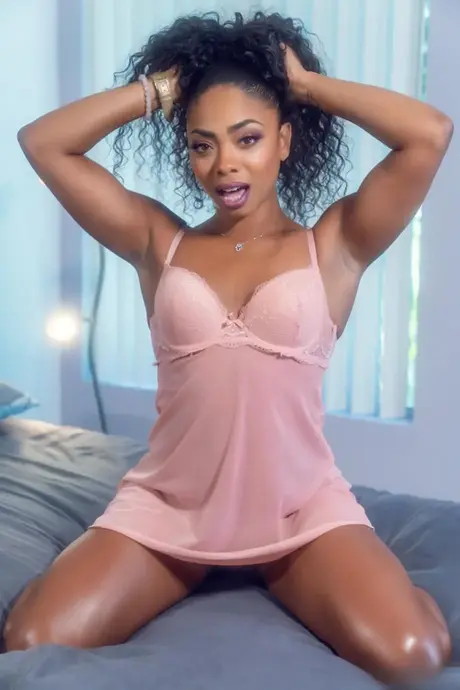 Cali Caliente、エキゾチックなエボニーの美女がBBCと顔射を受ける