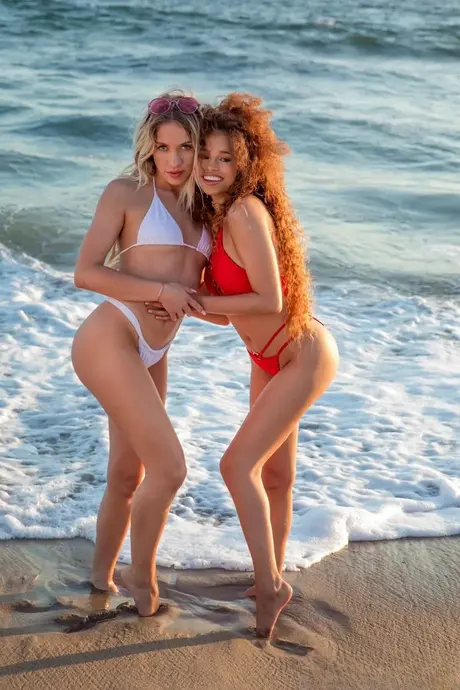 Cecilia Lion a Khloe Kapri v meziprasovém trojce s orálním sexem a souloží