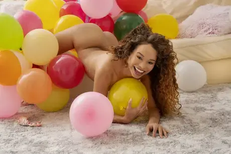 Cecilia Lion mostra la sua figura snella posando solo con i calzini