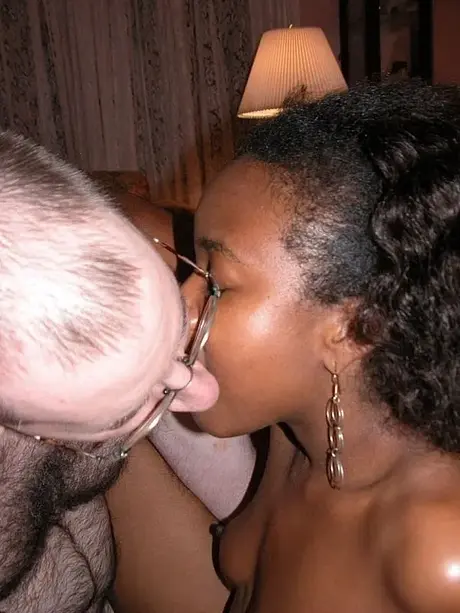 Cinnamon Delight a Logan Drake: orální sex následovaný hardcore šukáním