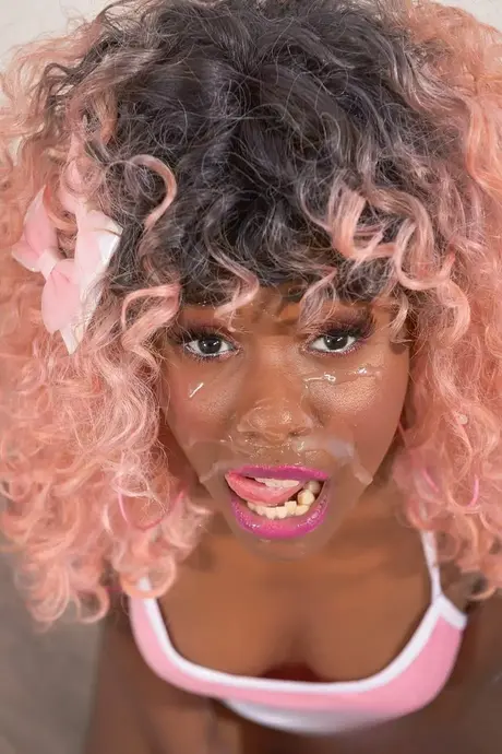 Daizy Cooper aux cheveux bouclés avale une bite blanche jusqu'à la gorge
