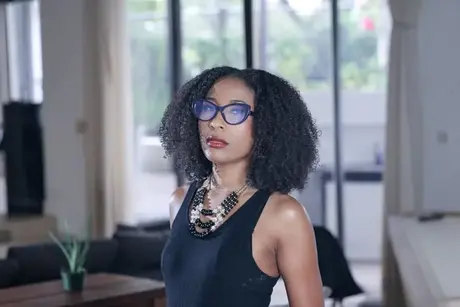 Kråkhårig ebony MILF Olivia Jayy öppnar sina ben för en vit kuk