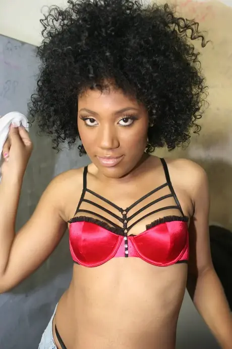 Daquiri Divine, černošská žena s objemnými vlasy, provádí orální sex bílému muži skrze gloryhole