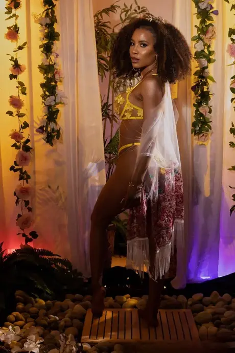 Demi Sutra, kudrnatá ebony MILF, předvádí svá velká prsa a jezdí na obrovské erekci