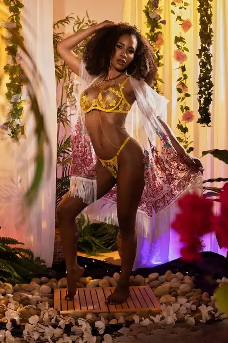 Demi Sutra, la MILF ebony aux cheveux bouclés, exhibe ses gros seins et chevauche une énorme érection