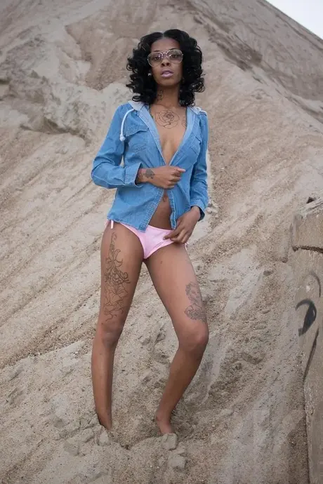 Ebony Angel 19 venku předvádí svá krásná prsa a oholenou píču