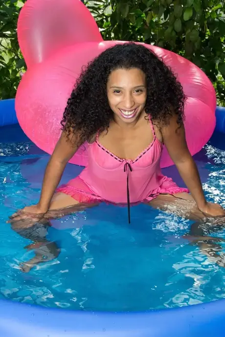 Ebony kráska Divine se u bazénu svlékne donaha a předvede svou chlupatou kundu