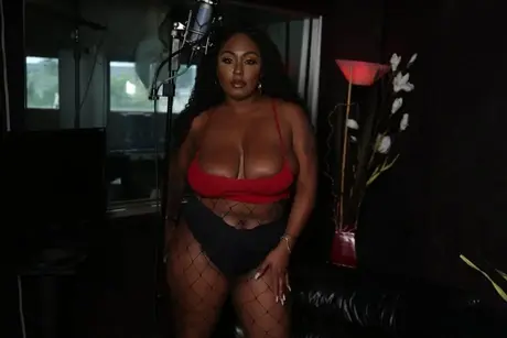 Ebony Layton Benton får sin sorte fisse og bryster kneppet i musikstudiet
